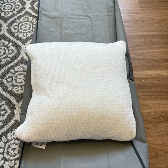 Pair 20x20 white and navy NWT pillows, DKNY and innup home - Picture 12 of 12